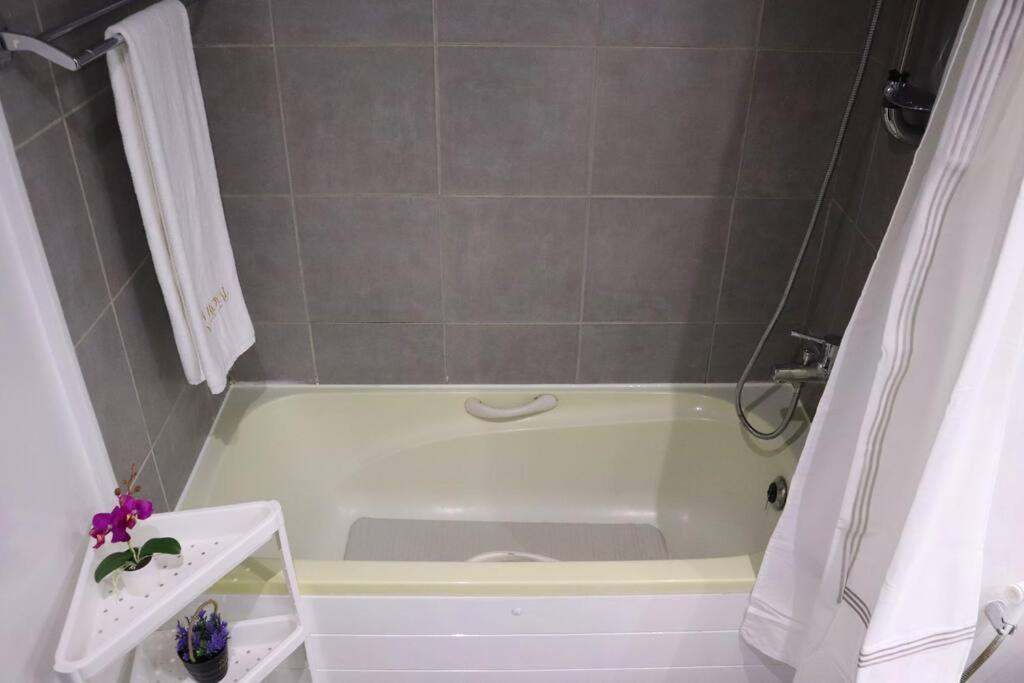 Divine 1br In Al Reef. *